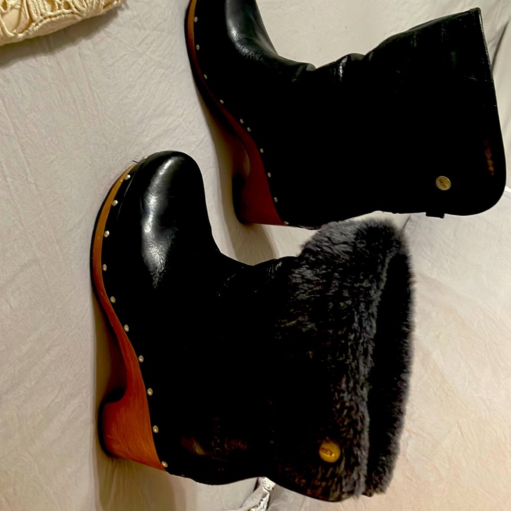 Ugh clog boots can roll down or keep up Great condition. Scratch on right boot